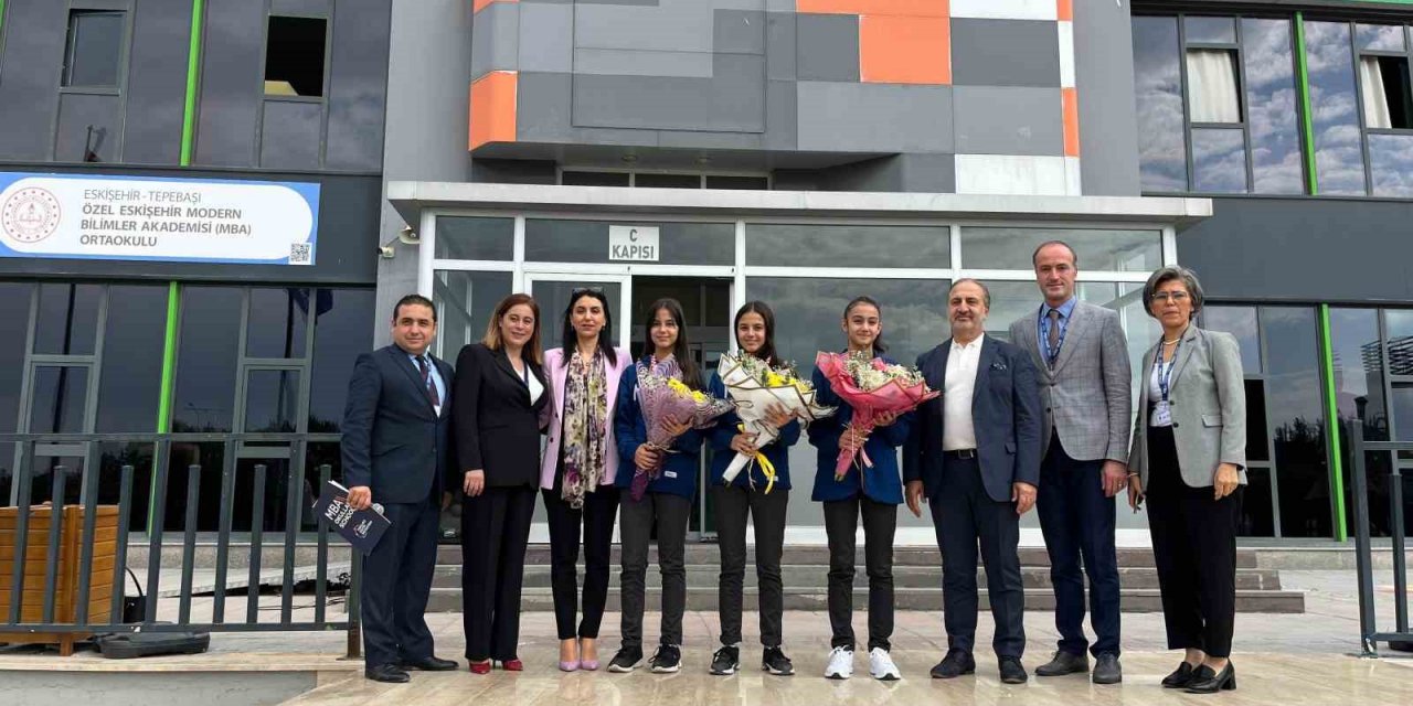 Badminton şampiyonlarına Dr. Hüseyin Bozkurt’tan ödül