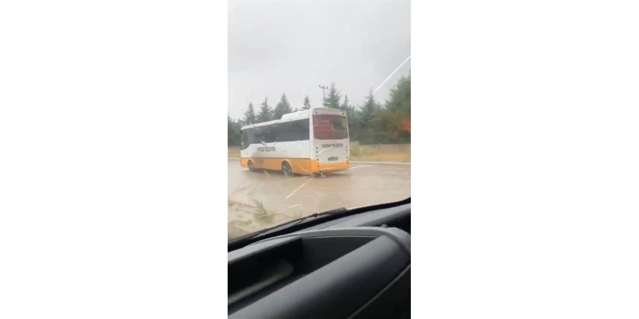 Halk otobüsü yağmur suyunda mahsur kaldı