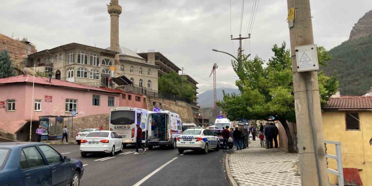 Gümüşhane’de 3 aracın karıştığı kazada 3 kişi yaralandı