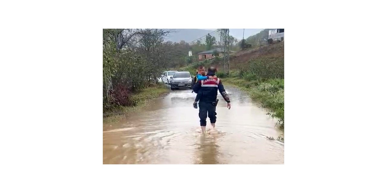 Su birikintisinde mahsur kalan öğrencileri jandarma kurtardı