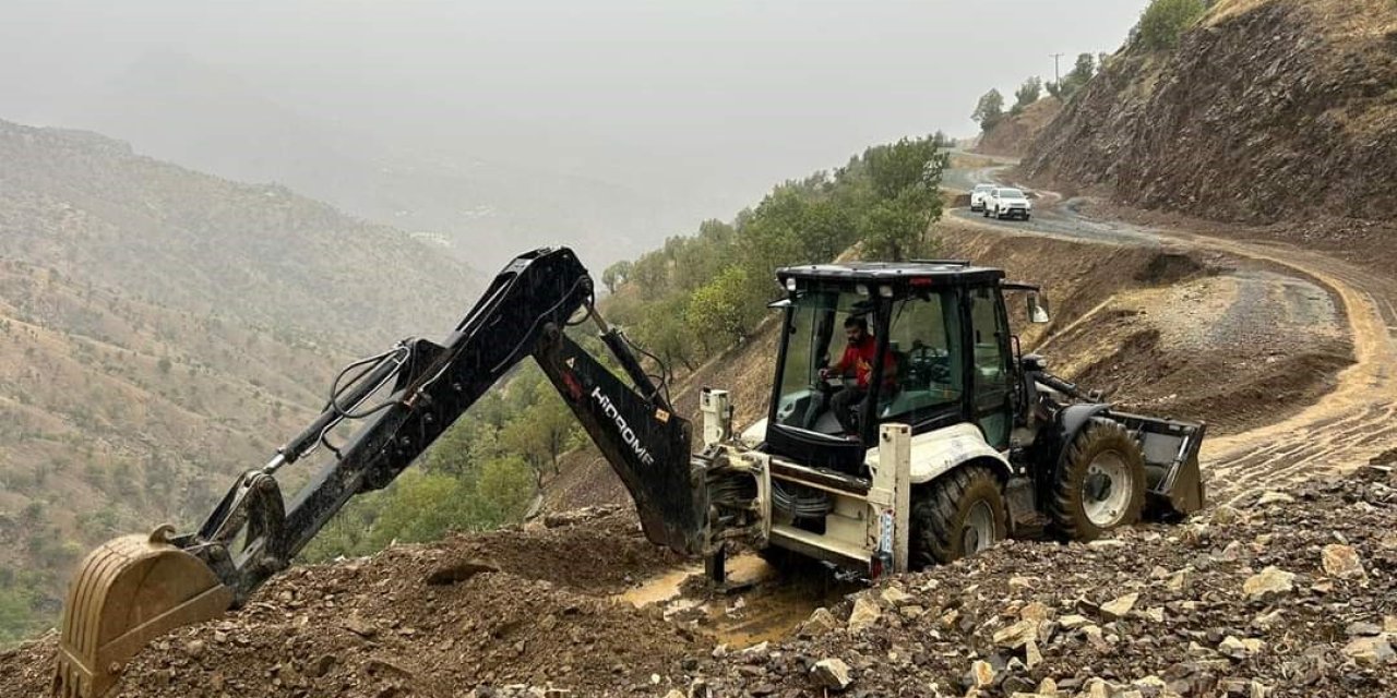 Heyelan nedeniyle kapanan yollarda çalışmalar sürüyor
