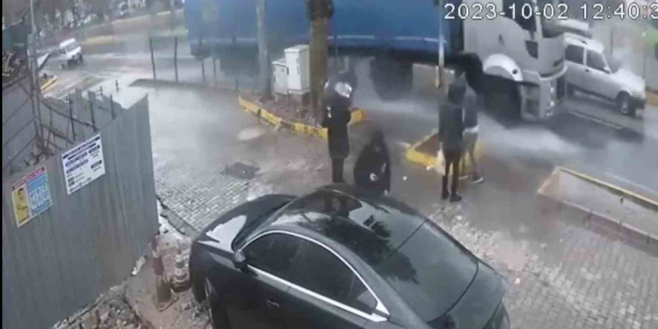 Vatandaşların yolun karşısına geçme mücadelesi kamerada