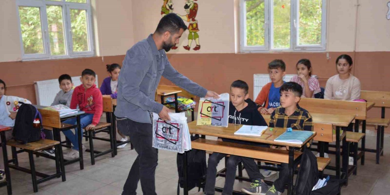 Elazığ’dan Beytüşşebaplı öğrencilere kırtasiye yardımı