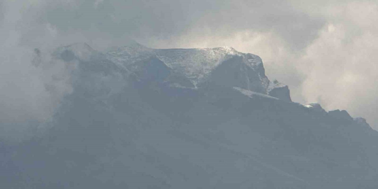 Yüksekova’ya mevsimin ilk karı düştü