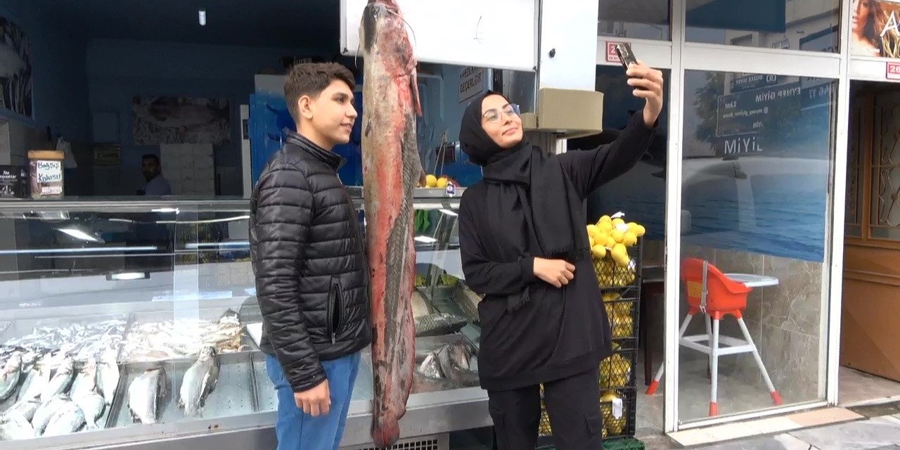 İki kişinin zor taşıdığı balıklar tezgahın gözdesi oldu