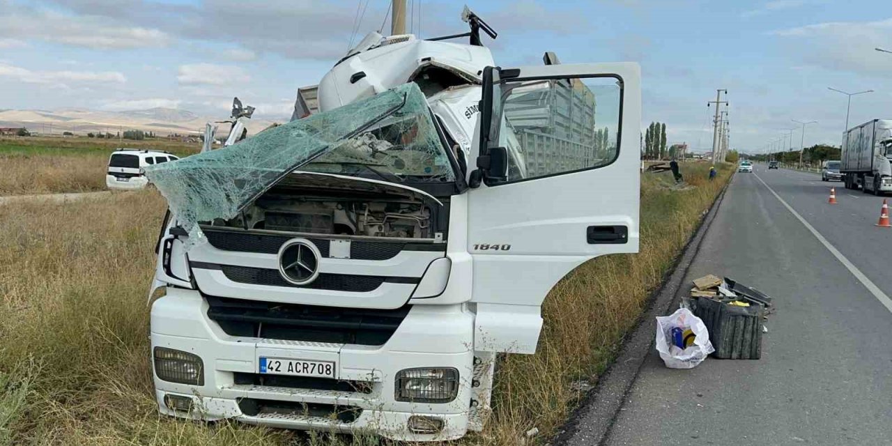 Elektrik direğini deviren tırın kupası parçalandı, sürücü olayı yara almadan atlattı