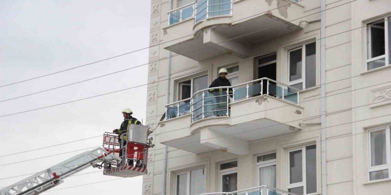 Çocuk odasında çıkan yangında 2 kişi dumandan etkilendi