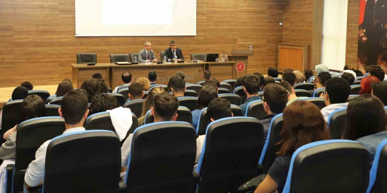 İlk dersi Rektör verdi