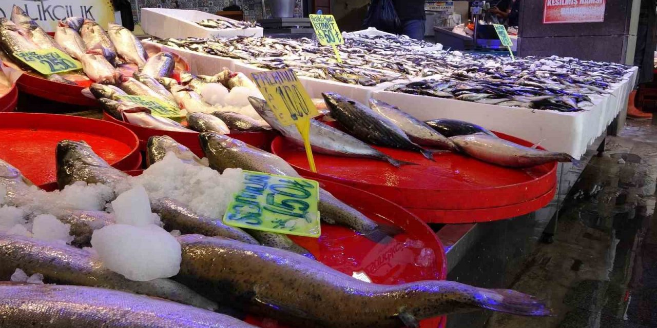 Hava muhafeleti nedeniyle tekneler denize açılamayınca hamsinin de fiyatı arttı