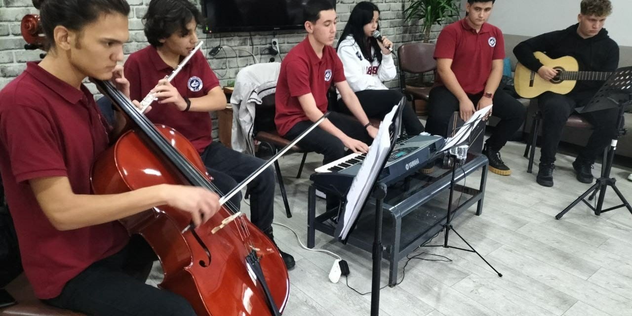 Gençler söyledi, büyükler oynadı