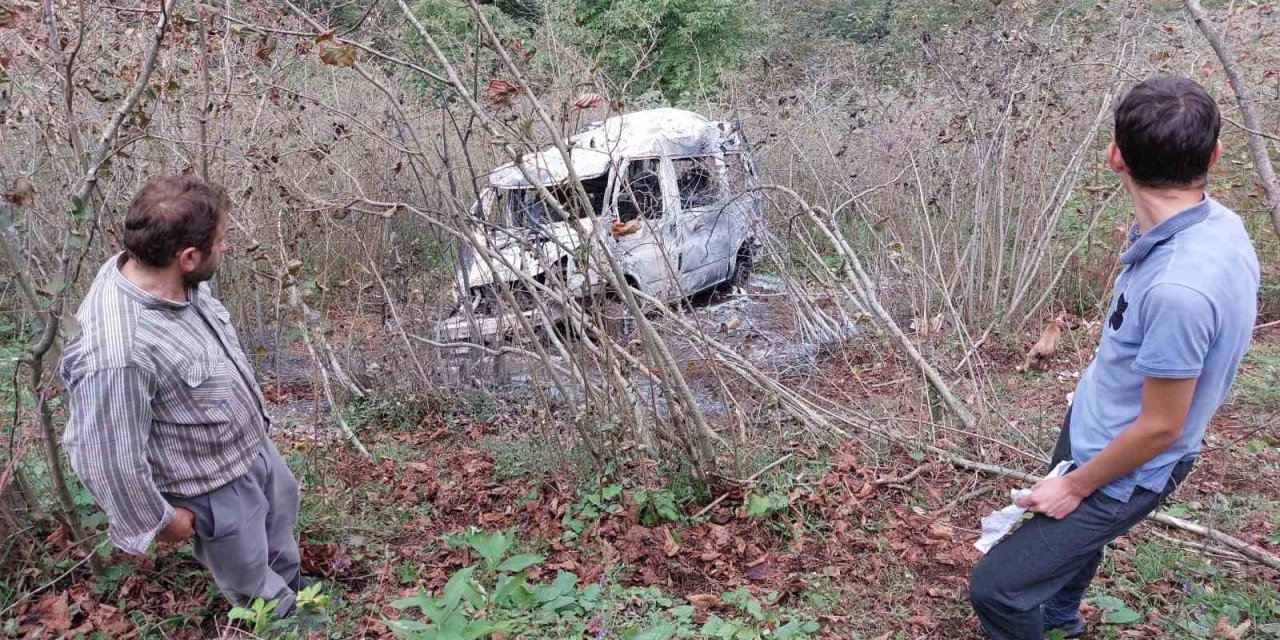 Okul servisi 112 metre şarampole yuvarlanıp yandı: 2’si öğretmen 4 yaralı