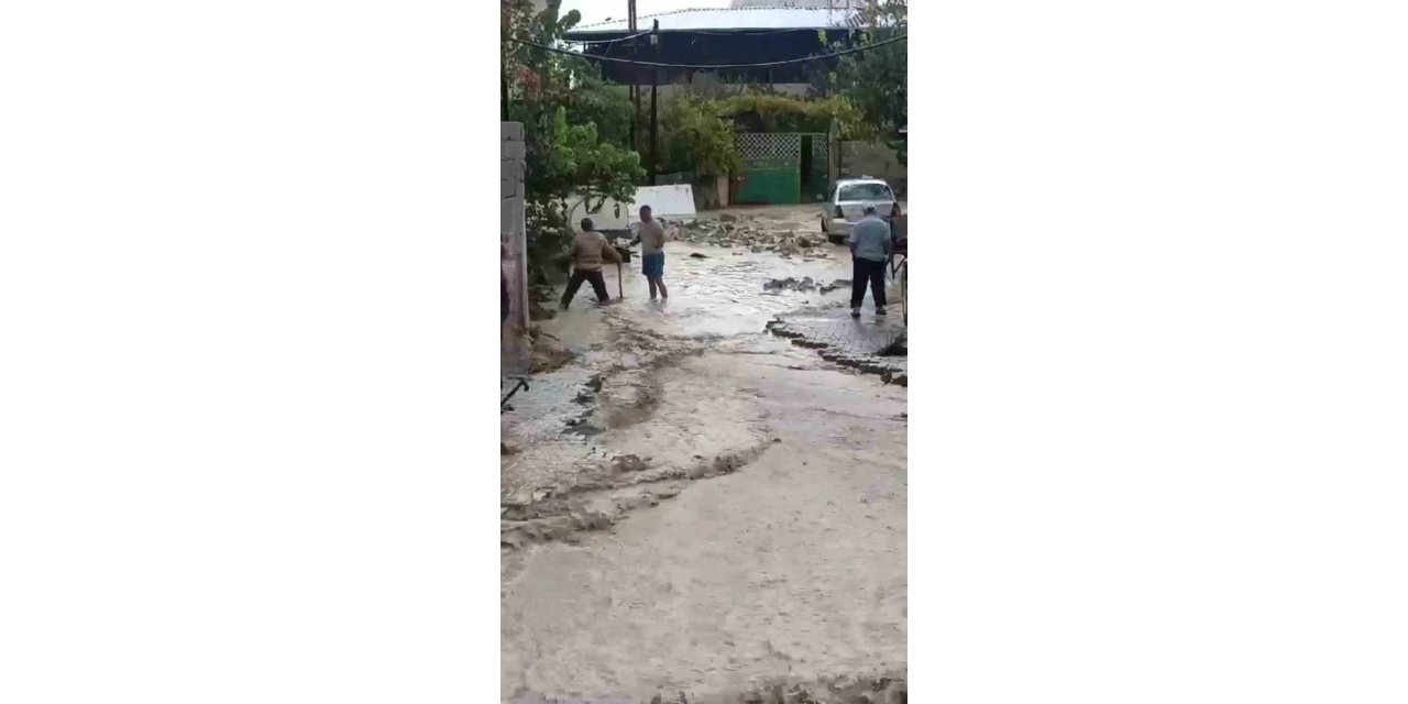 Göle dönen sokaklar vatandaşlara zor anlar yaşattı