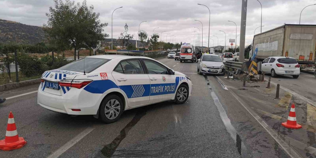 3 aracın karıştığı trafik kazasında karayolu bir süre trafiğe kapandı