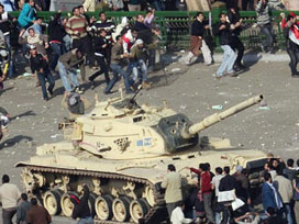 Mübarekçiler Türk gazetecileri darp etti