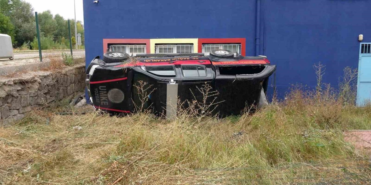 Yozgat’ta UMKE aracı okul bahçesine devrildi