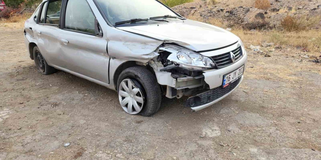 Bariyere çarpan otomobilde bulunan 4 kişi yaralandı