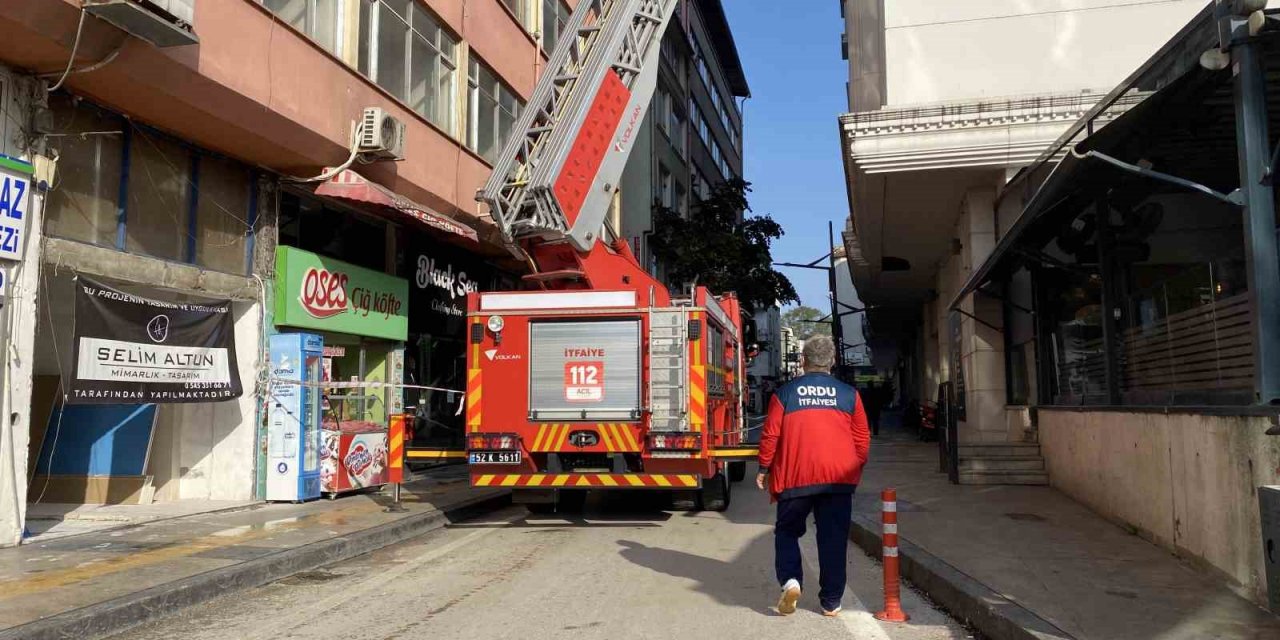Rüzgardan kırılıp kaldırıma düşen cam kırıkları esnaf ve vatandaşları korkuttu