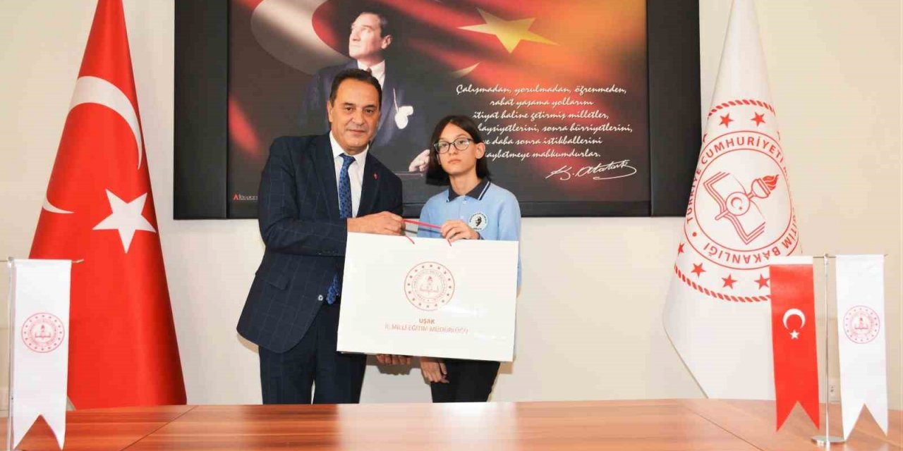 Uşak’ta ’Trafikte Gör, Görünür ol’ yarışmasında dereceye giren öğrencilere ödül