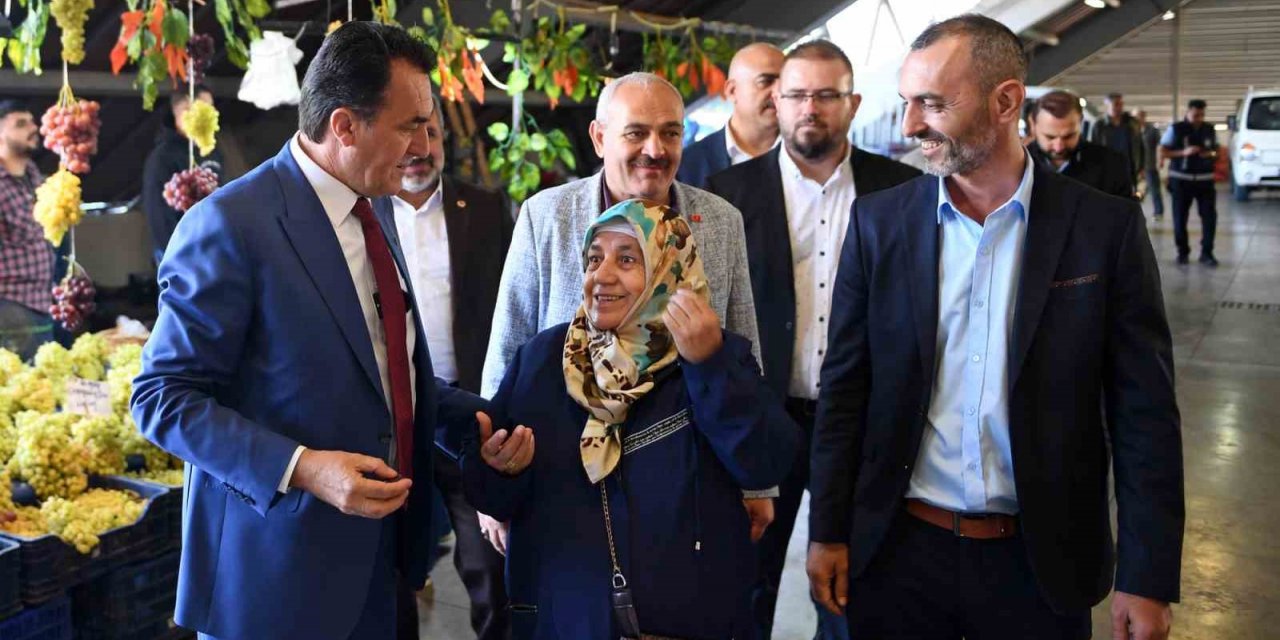 Başkan Dündar, pazarcı esnafının yanında
