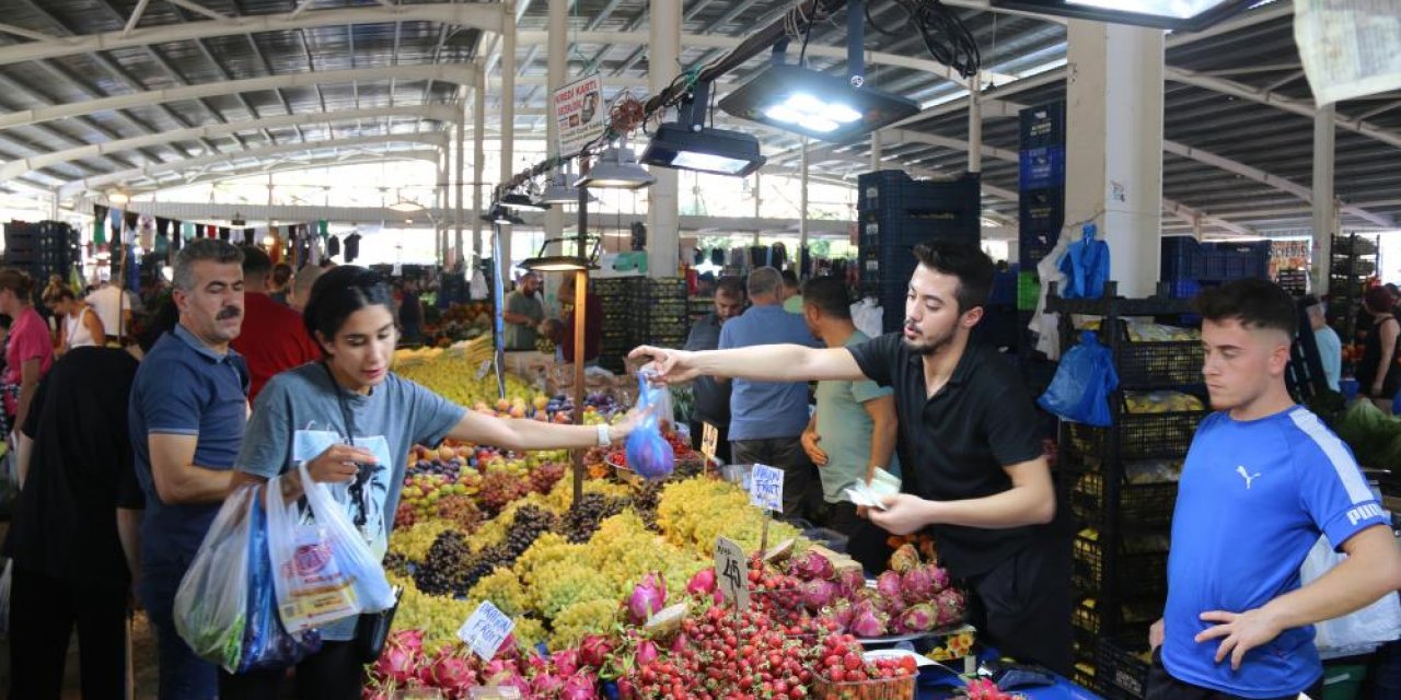 Bu pazarda 'gel ablacığım gel, patron çıldırdı, kapatıyoruz' diye bağıran pazarcıya taviz yok!