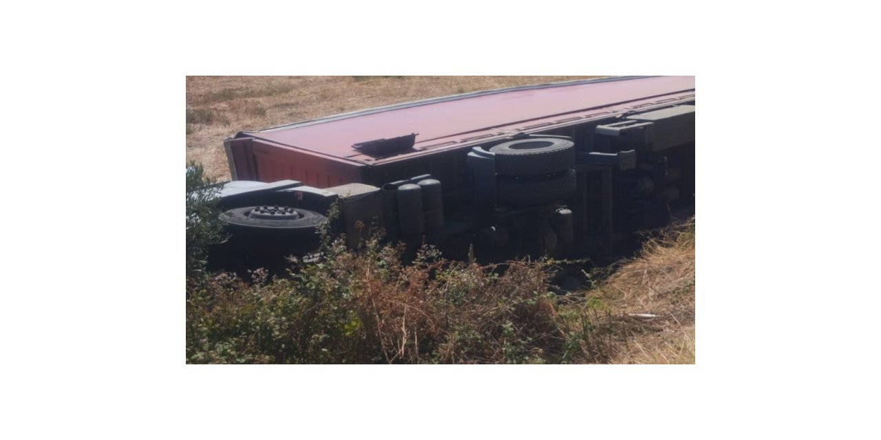 Şarampole devrilen tırın sürücüsü yaralandı