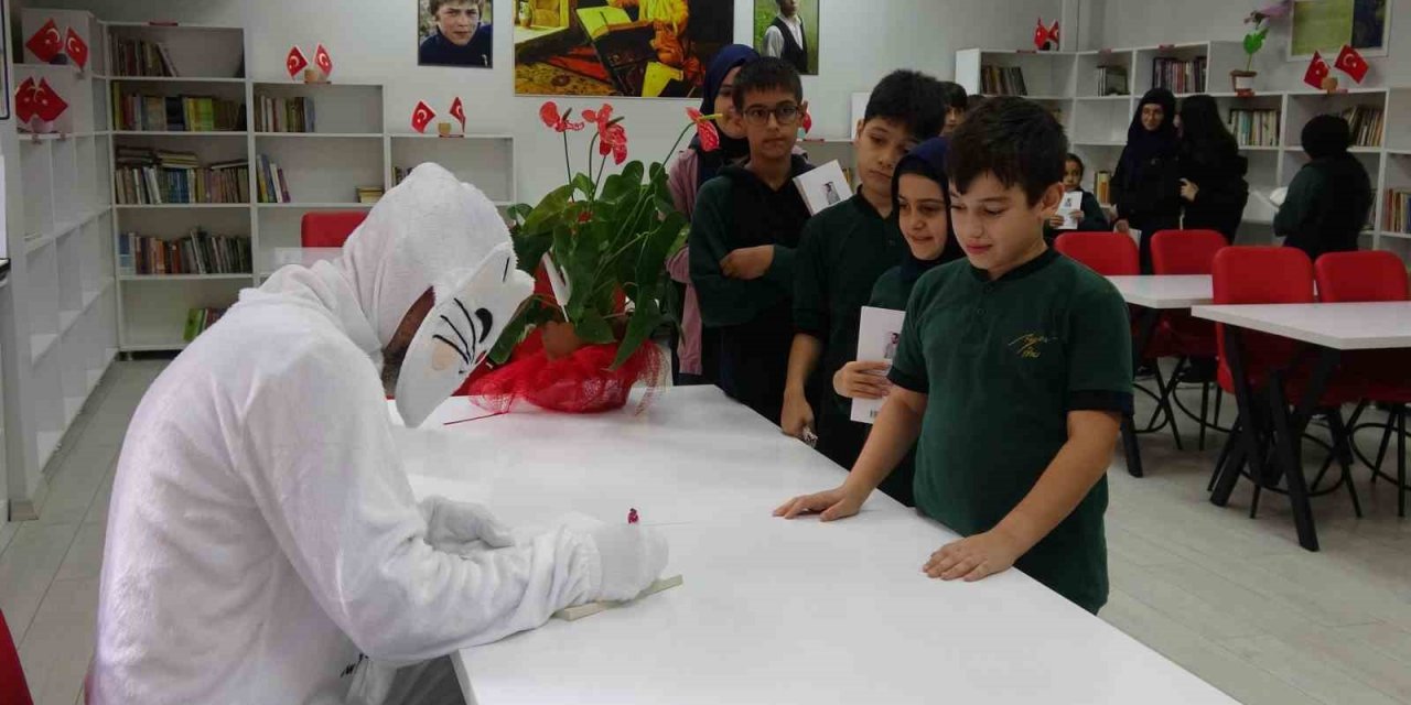 Kedi kılığına girdi, kitabını imzaladı