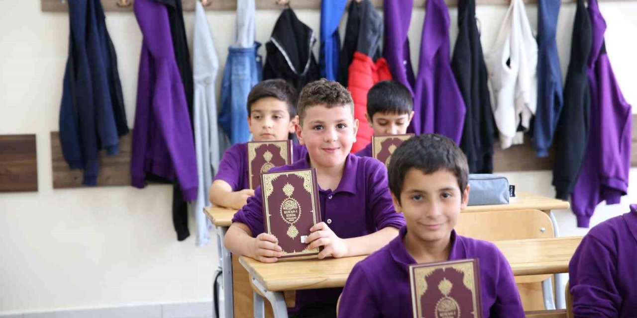 ’Kur’an-ı Kerim’ veya ’Peygamberin Hayatı’ derslerini seçen çocuklara anlamlı hediye