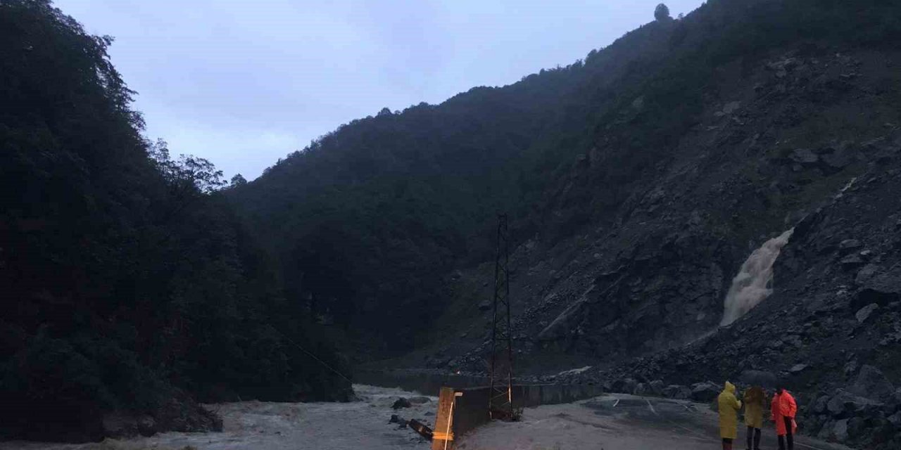 Artvin’de dereler taştı, köy yolları ulaşıma kapandı