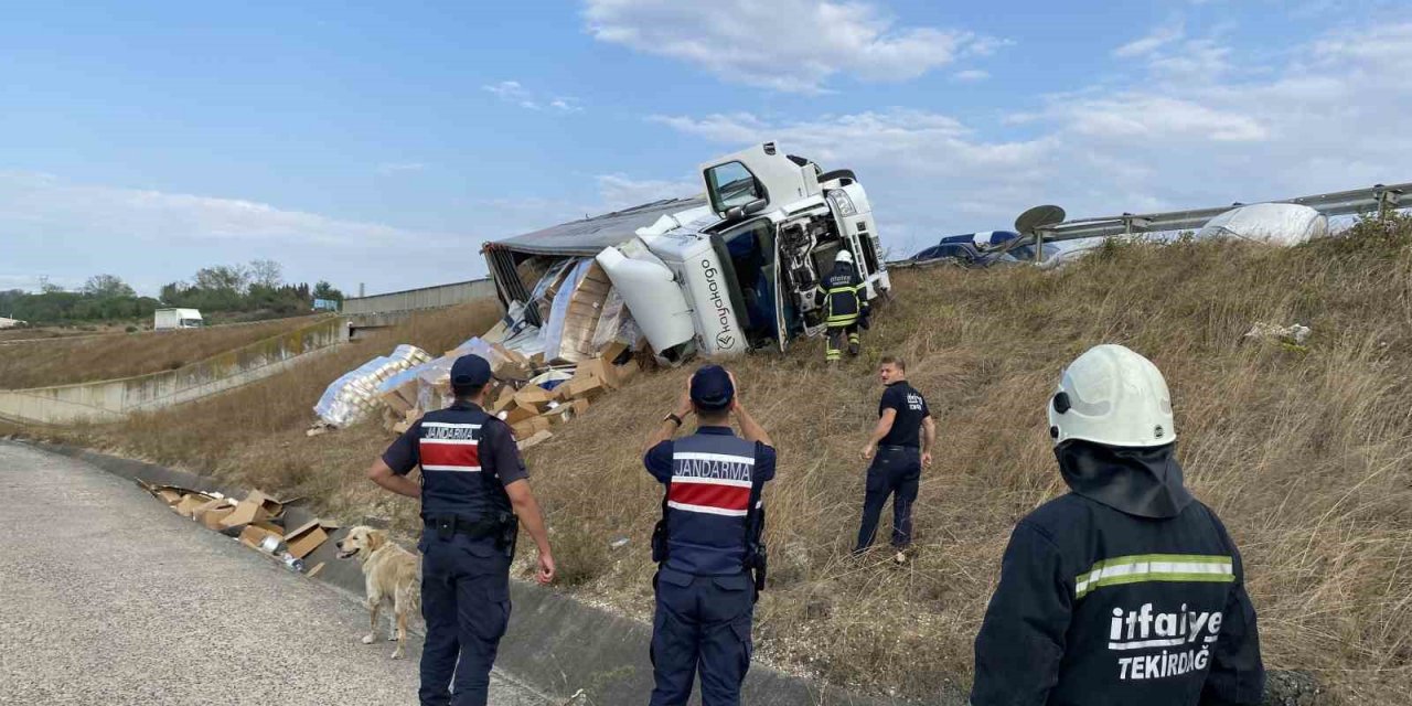 Virajı alamayan tır şarampole devrildi, tonlarca koli iplik etrafa saçıldı
