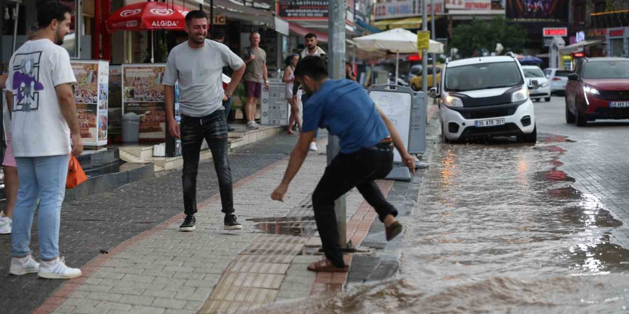 Fethiye’de sağanak yağış etkili oldu