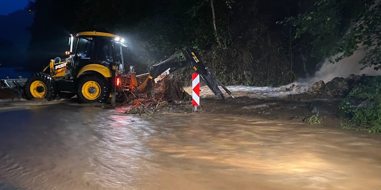 Borçka-Hopa karayolu sel ve heyelanlara teslim