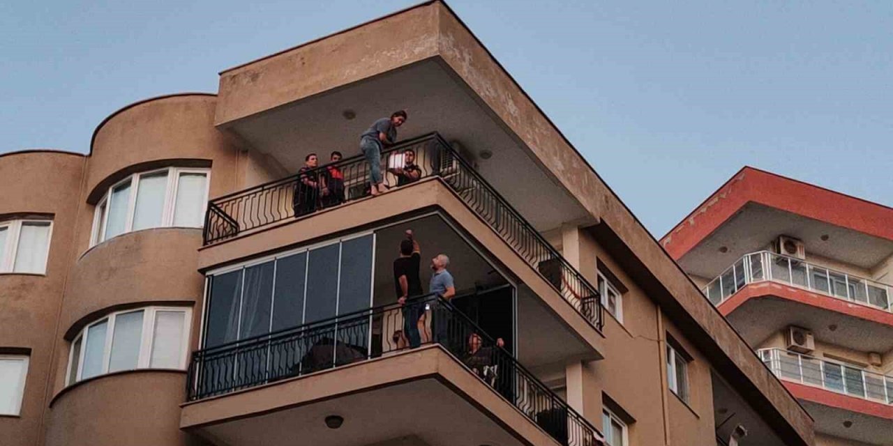 Evin tapusu üzerine yapılmayınca balkondan atlamak istedi