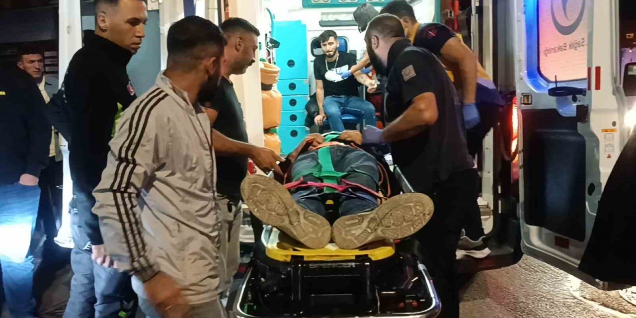 Motosikletle hafif ticari araç çarpıştı: 2 yaralı