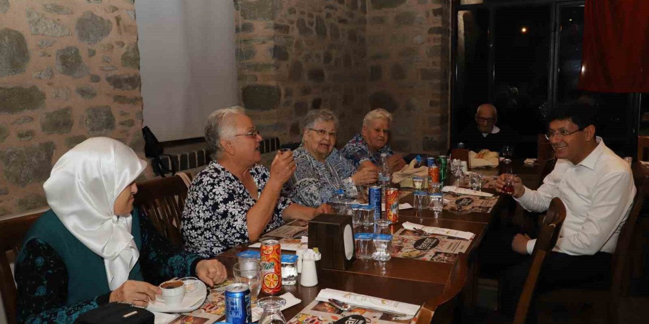 Başkan Özcan, yaşlıları ağırladı