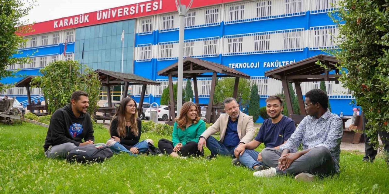 Rektör kampüste öğrencilerle bir araya geldi