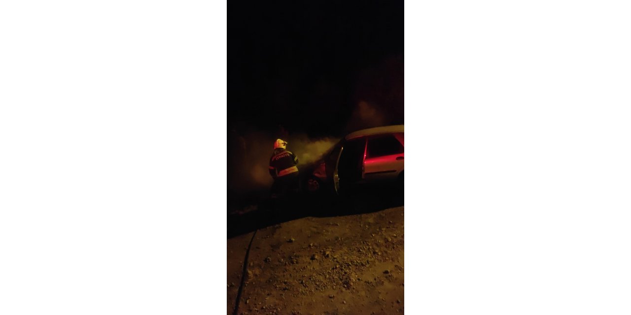 İtfaiye ekipleri araçtaki yangını söndürdü