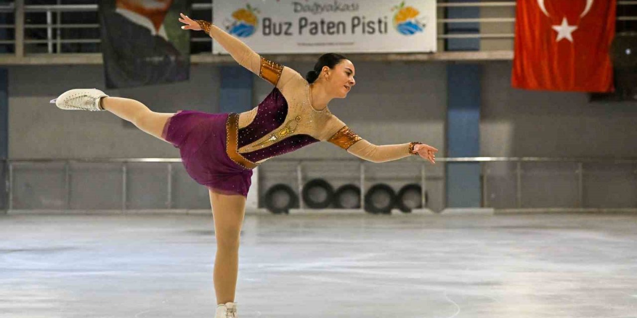 Antalya'da buz pateni pistine yoğun ilgi var