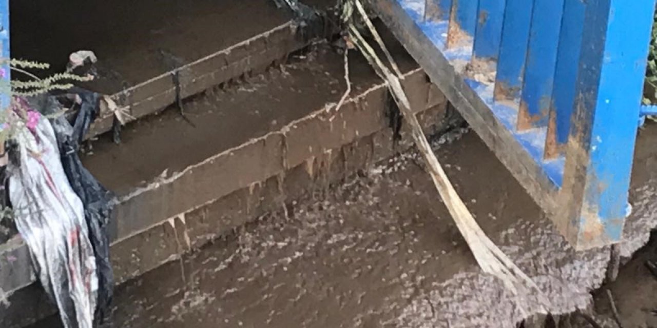 Sancaktepe’de dereye akan atıklar bölgeyi ağır koku altında bıraktı