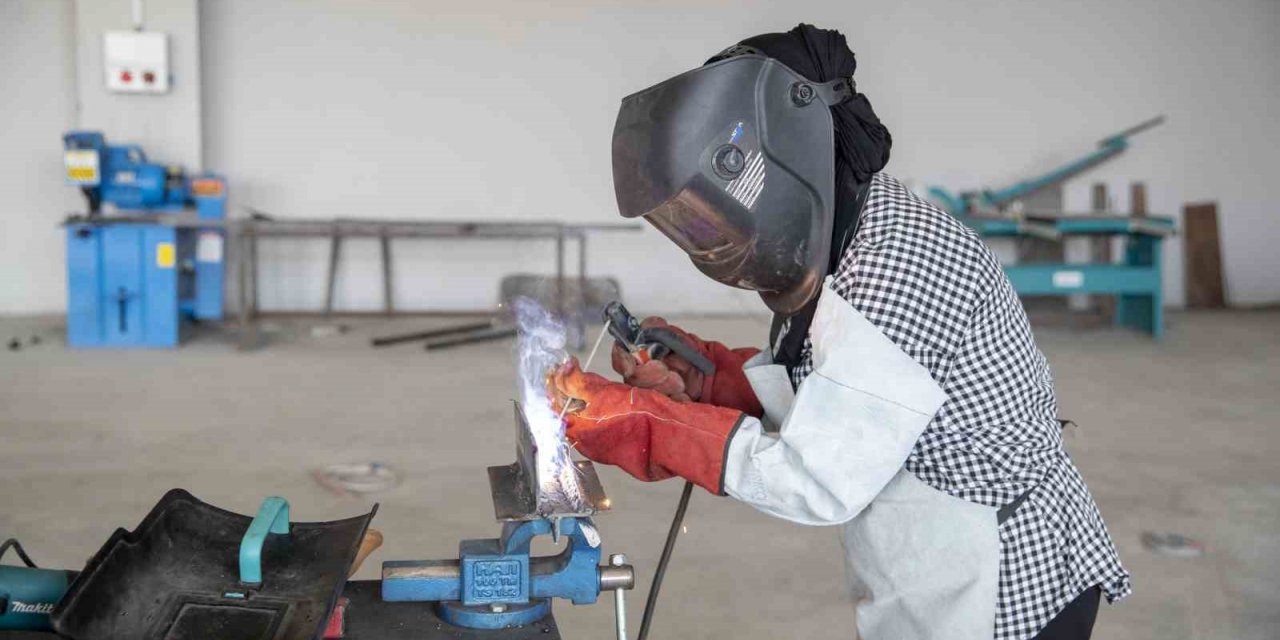 Kadın kaynakçı göz dolduruyor