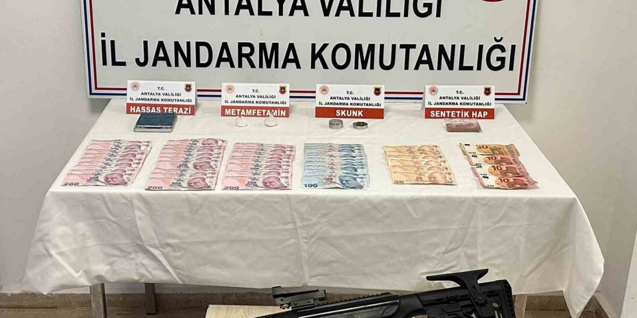 Yakalanacaklarını anlayınca uyuşturucuyu klozete attılar