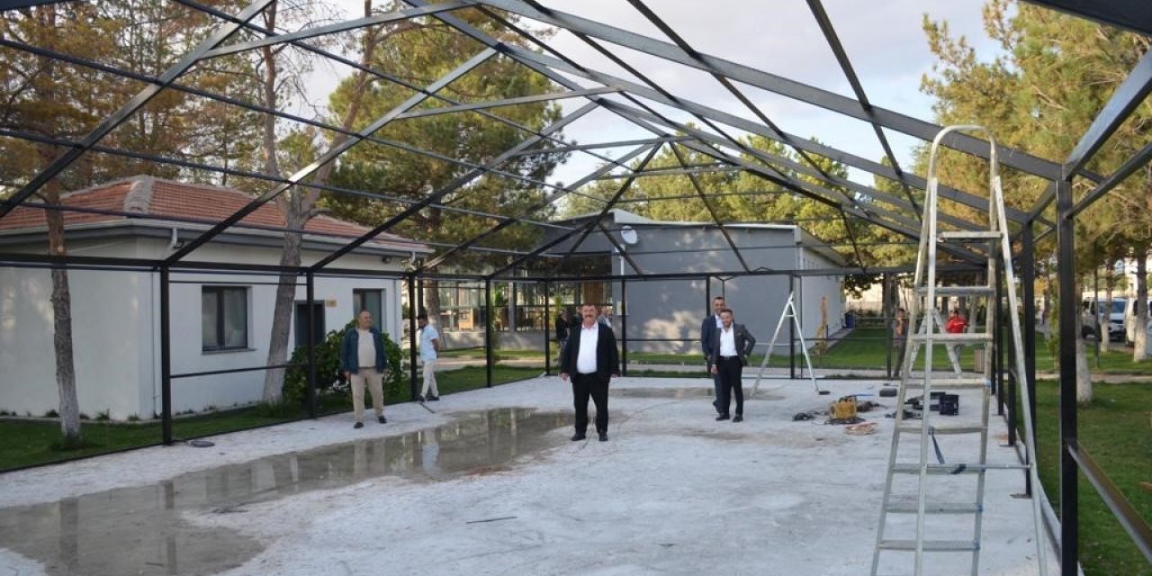 Beylikova Millet Bahçesi’nde çadır kafe inşaatı başladı