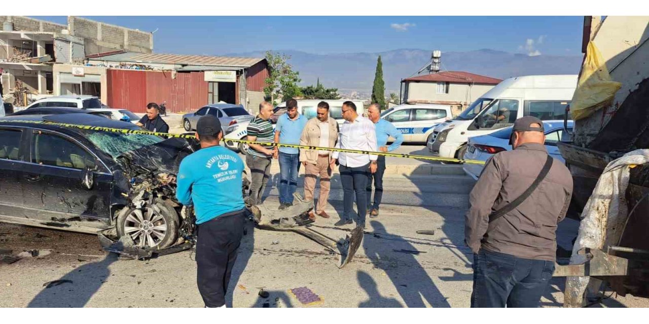 Otomobil, çöp kamyonuna arkadan çarptı: Temizlik işçisi hayatını kaybetti