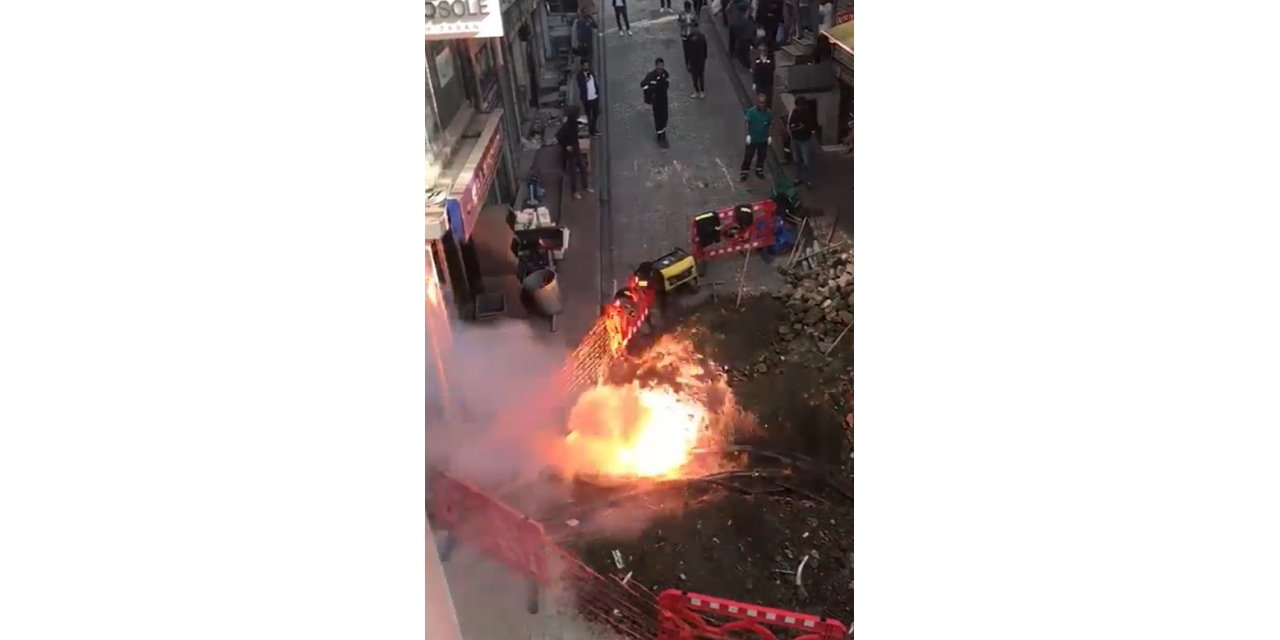 Beyazıt’ta elektrik kabloları havai fişek gibi patladı: O anlar kamerada