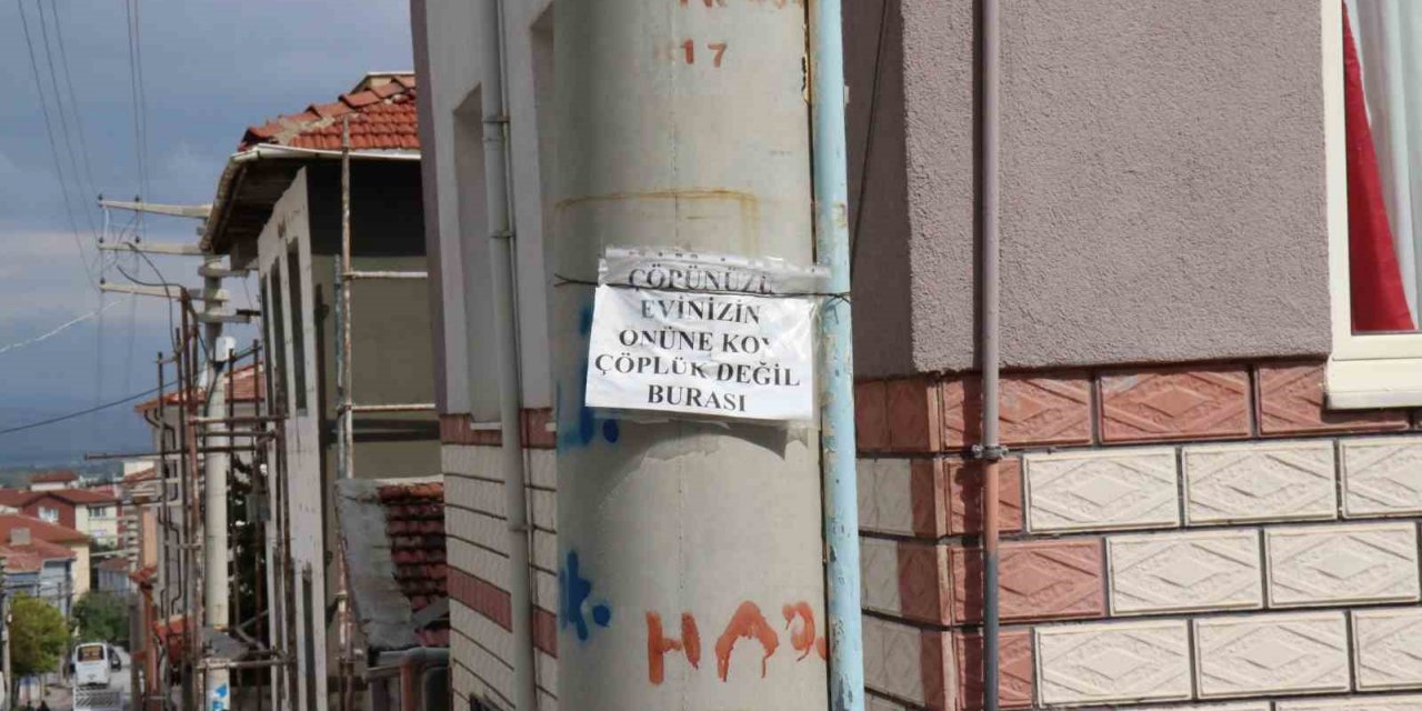 Sokakta yeterince çöp konteyneri olmayınca vatandaşalar çözümü uyarı yazısında buldu