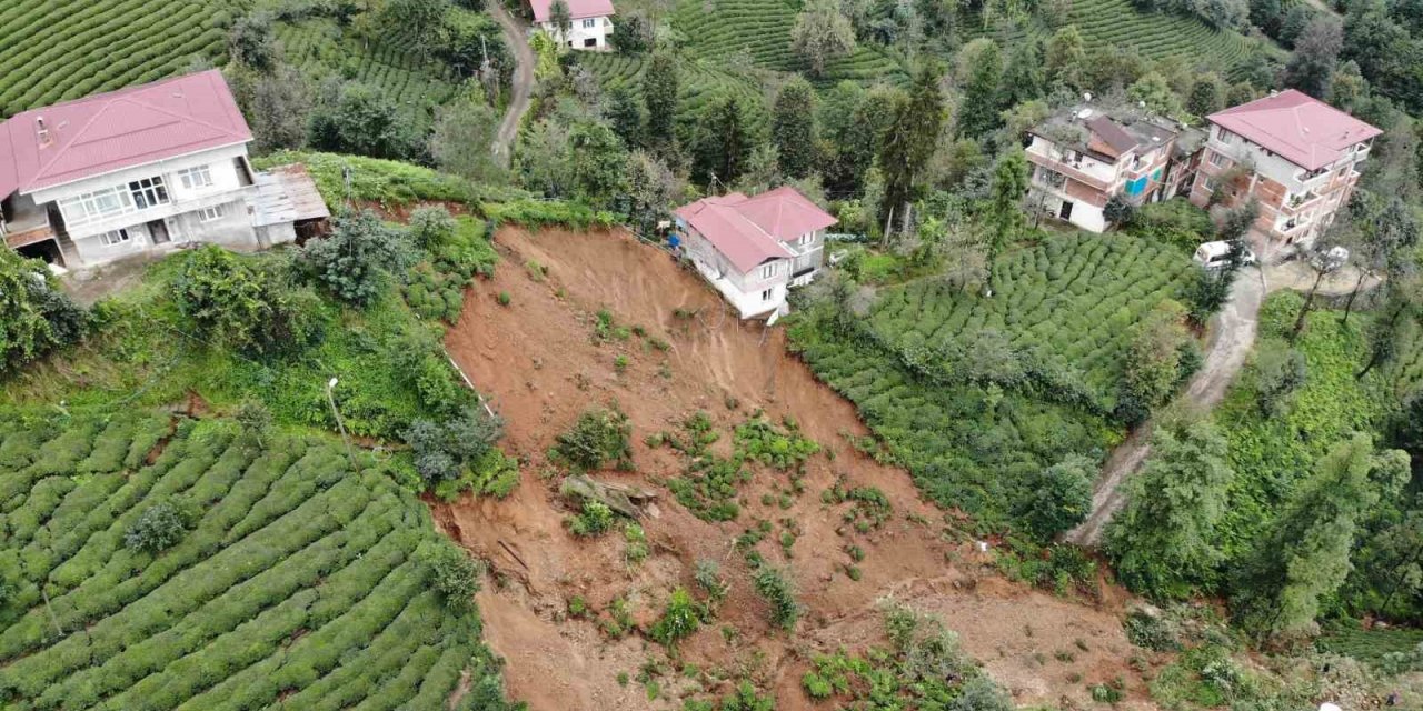 Rize’nin Salarha beldesinde heyelan nedeniyle 2 ev tedbir amacıyla boşaltıldı