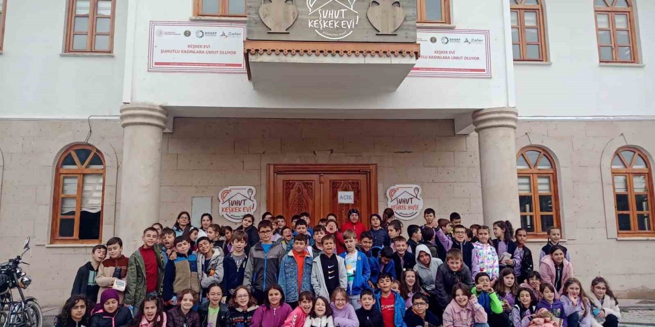 Minik öğrenciler tarih kokan mekanları gezdi