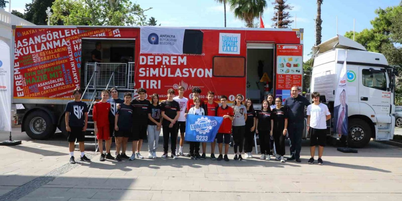 Öğrencilere deprem simülasyon tırında eğitim