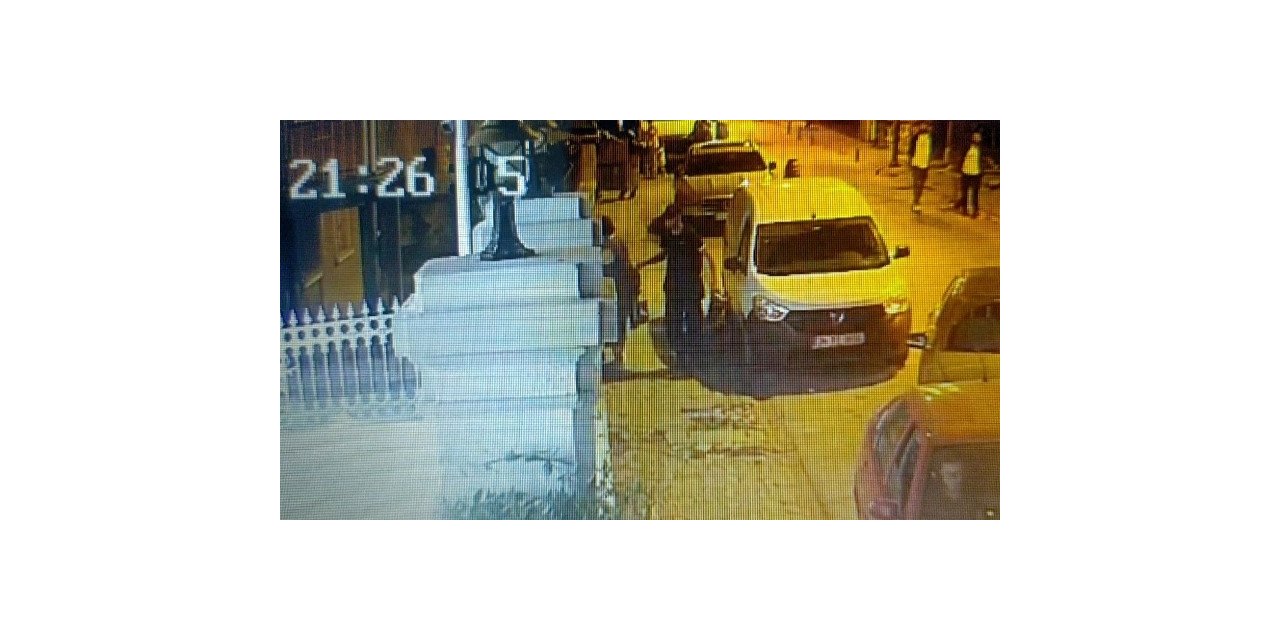 Güvenlik kamerasını görünce çaldığı telefonu geri verdi