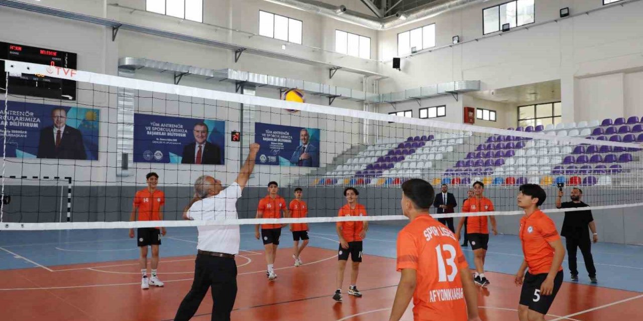 Başkan Zeybek voleybol maçında performansı ile gençlere taş çıkardı