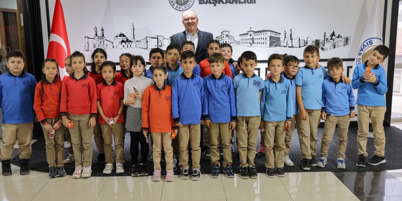 Başkan Bilgin, minik öğrencilerin talebini geri çevirmedi